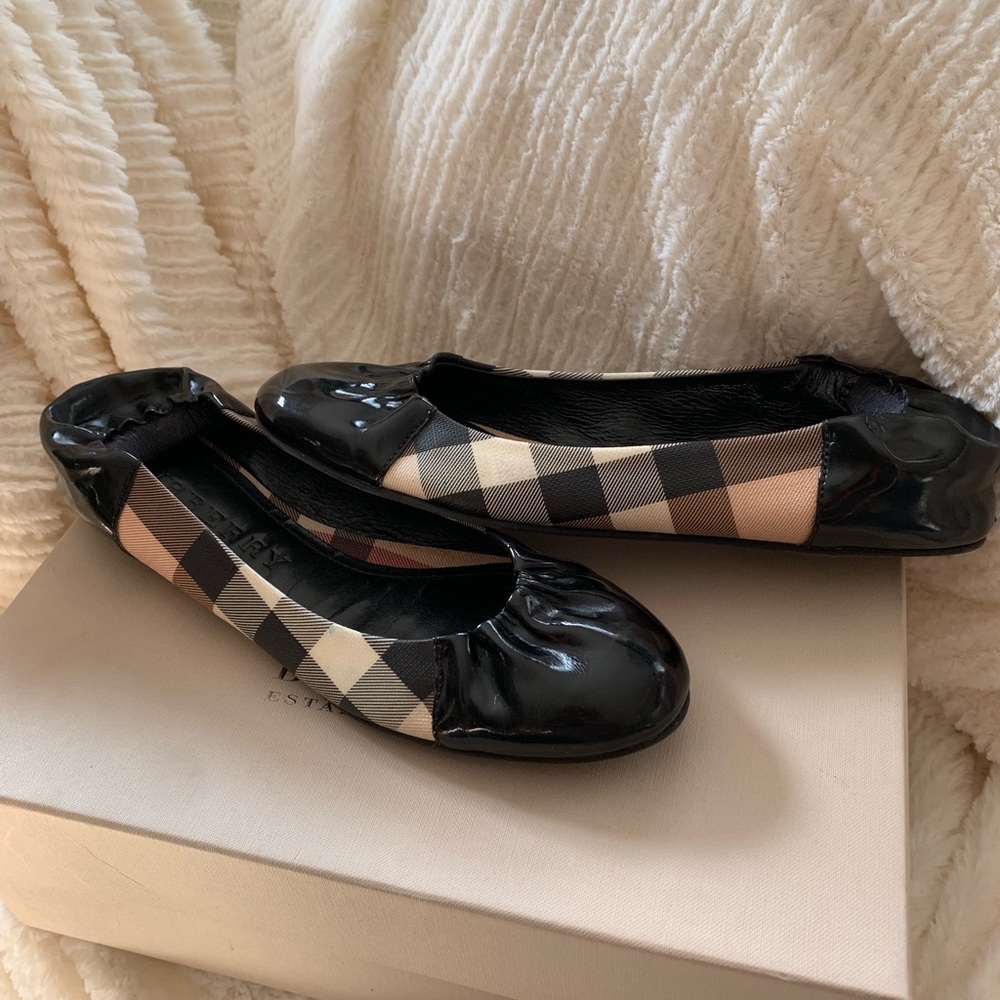 SOLD!!!!!!!!!! Burberry Nova Check Flats
